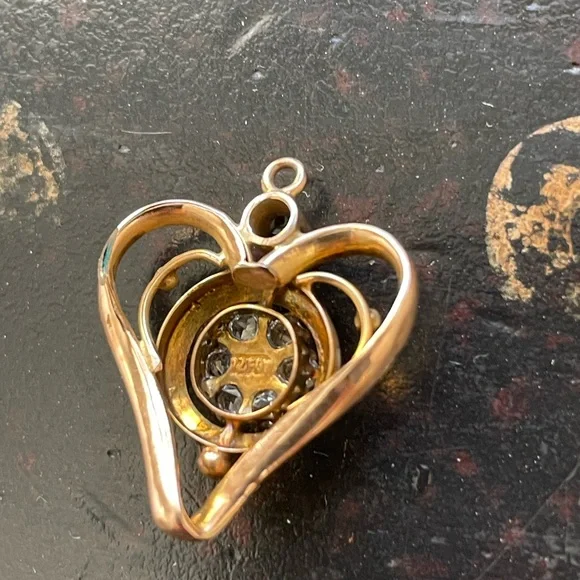 Elegant Antique Gold Heart Pendant with Gemstone - Picture 4 of 7